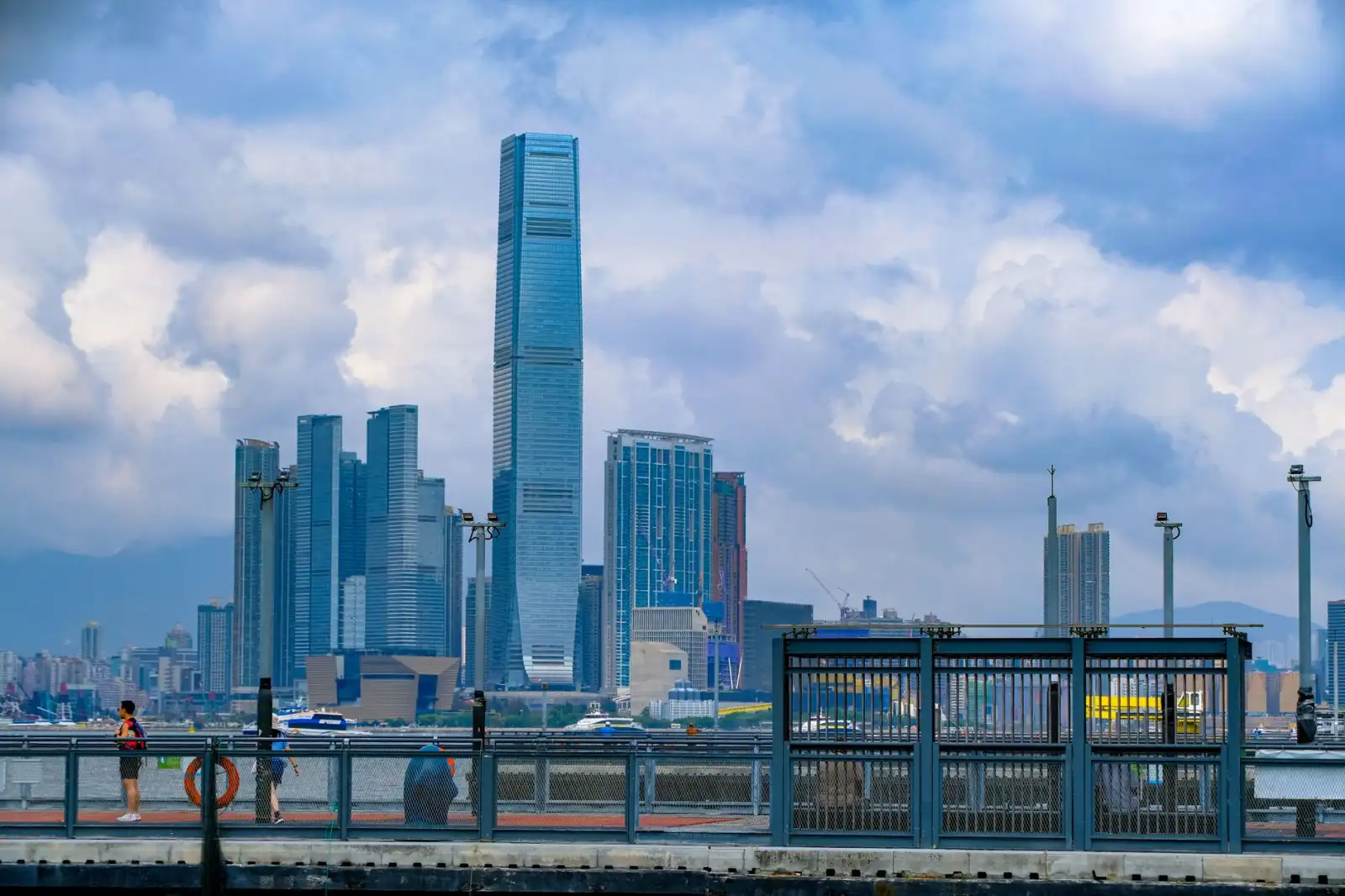 2025年环保工程行业新标准解读：水处理与空气净化协同治理趋势